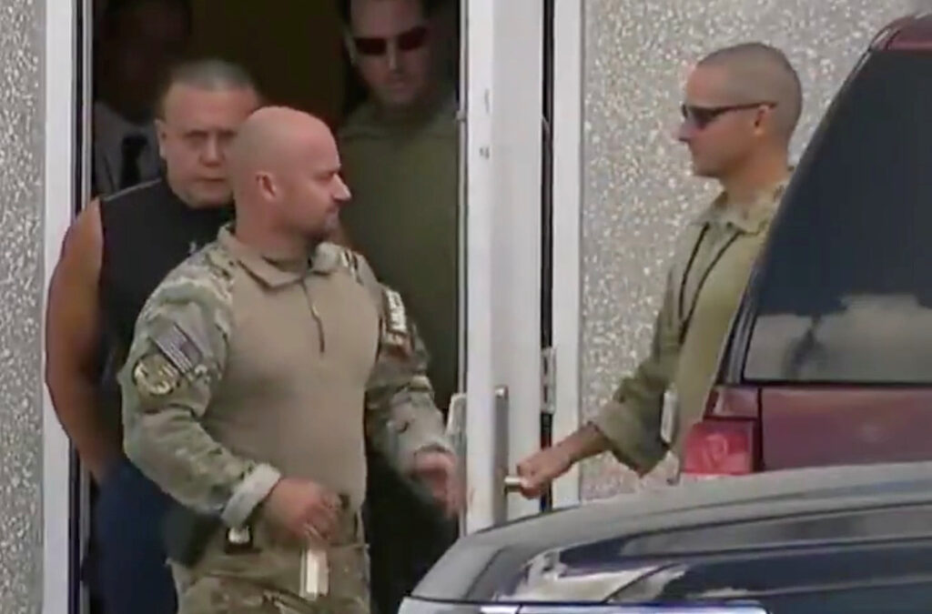 Служители на ФБР ескортират задържания за съмнителните пратки