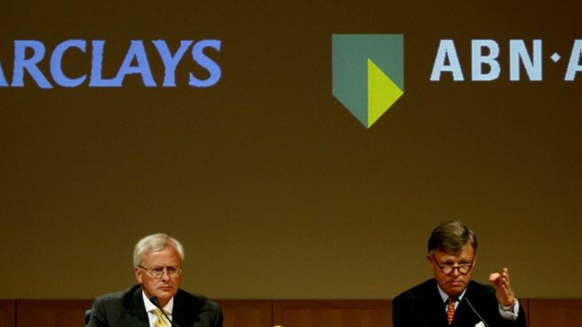 Шефовете на "Барклис" Джон Варли (вляво) и на ABN AMRO Рейкман Хрьонинк обявиха сливането за 67 млрд. евро
