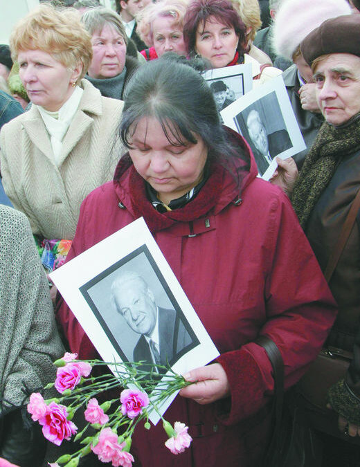Стотици руснаци, носещи портрети на починалия Борис Елцин, се наредиха във вторник на километрична опашка на Червения площад, за да се поклонят пред тленните останки на първия руски президент, изложени в храма "Христос Спасител" Стотици руснаци, носещи портрети на починалия Борис Елцин, се наредиха във вторник на километрична опашка на Червения площад, за да се поклонят пред тленните останки на първия руски президент, изложени в храма "Христос Спасител"