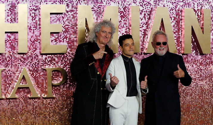 Актьорът Рами Малек в компанията на членовете на Queen Брайън Мей и Роджър Тейлър на световната премиера на филма в Лондон