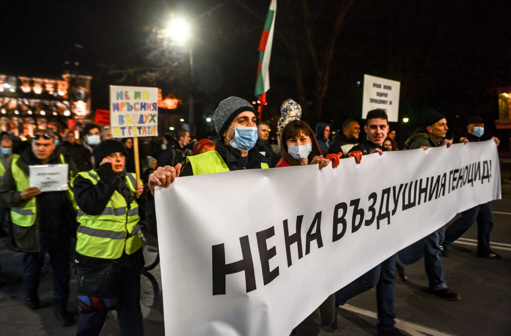 Жители на 3 квартала протестират срещу токсичния въздух в София Жители на 3 квартала протестират срещу токсичния въздух в София