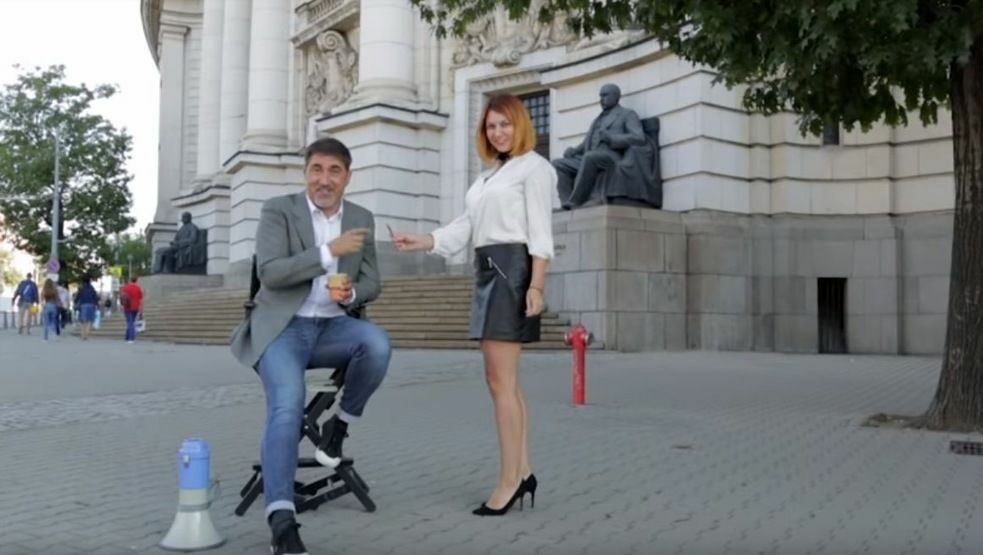 Стоп кадър от спрения клип на "ТВ Алма матер"