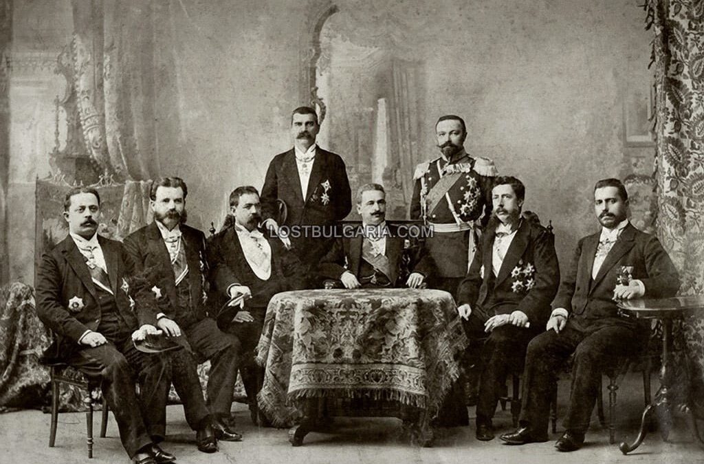 Стоилов и министрите му, 1897 г. От ляво на дясно: Найден Бенев - министър на вътрешните работи, Теодор Теодоров - министър на финансите, Константин Величков - министър на търговията и земеделието, Иван Вазов (прав) - министър на народното просвещение, д-р Константин Стоилов - министър председател и управляващ министерство на външните дела и изповеданията, полковник (генерал) Никола Иванов - министър на войната, Михаил Маджаров - министър на обществените сгради, пътищата и съобщенията, Георги Згурев - министър на правосъдието