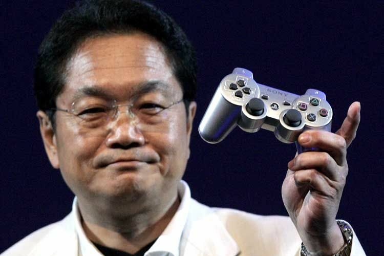 Кутараги позира с "новия" безжичен контролер на PlayStation 3. Кутараги позира с "новия" безжичен контролер на PlayStation 3.