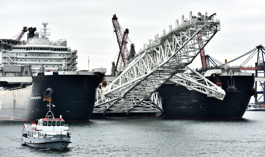 До няколко месеца трябва да приключи полагането в Черно море на втората тръба от "Турски поток", предназначена за пренос към Европа.