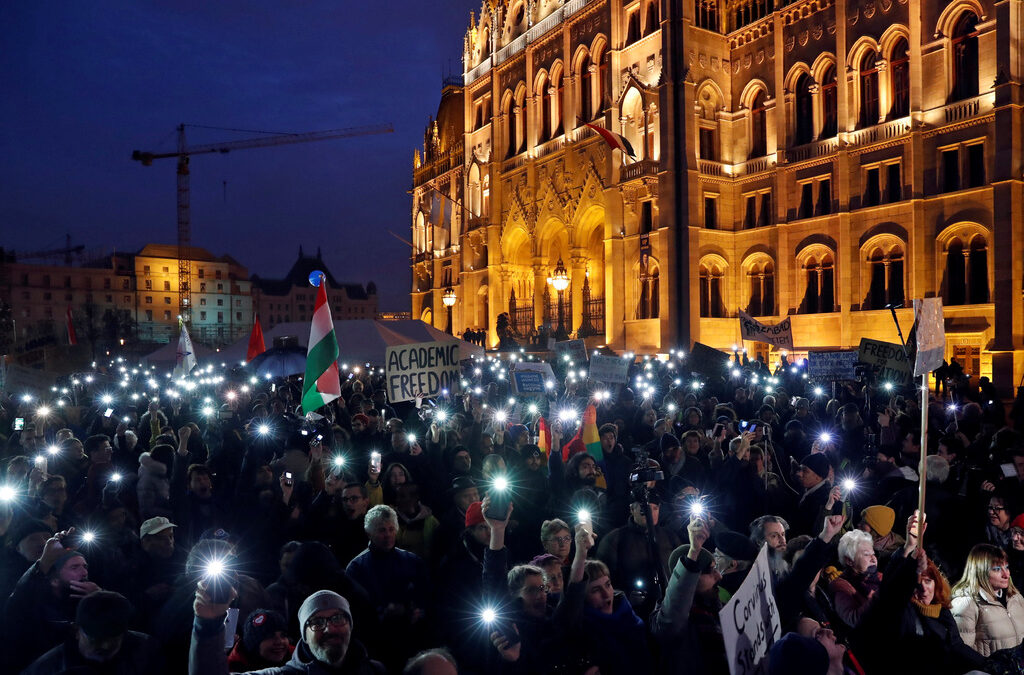 Хиляди студенти се включиха в митинг в Будапеща в събота с искане да бъде гарантирана академичната свобода и да бъде позволено на ЦЕУ да остане в страната.