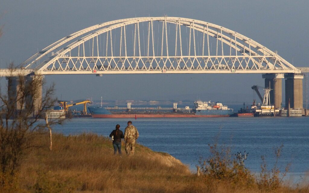 През Керченския проток отново преминават търговски кораби, обяви Украйна