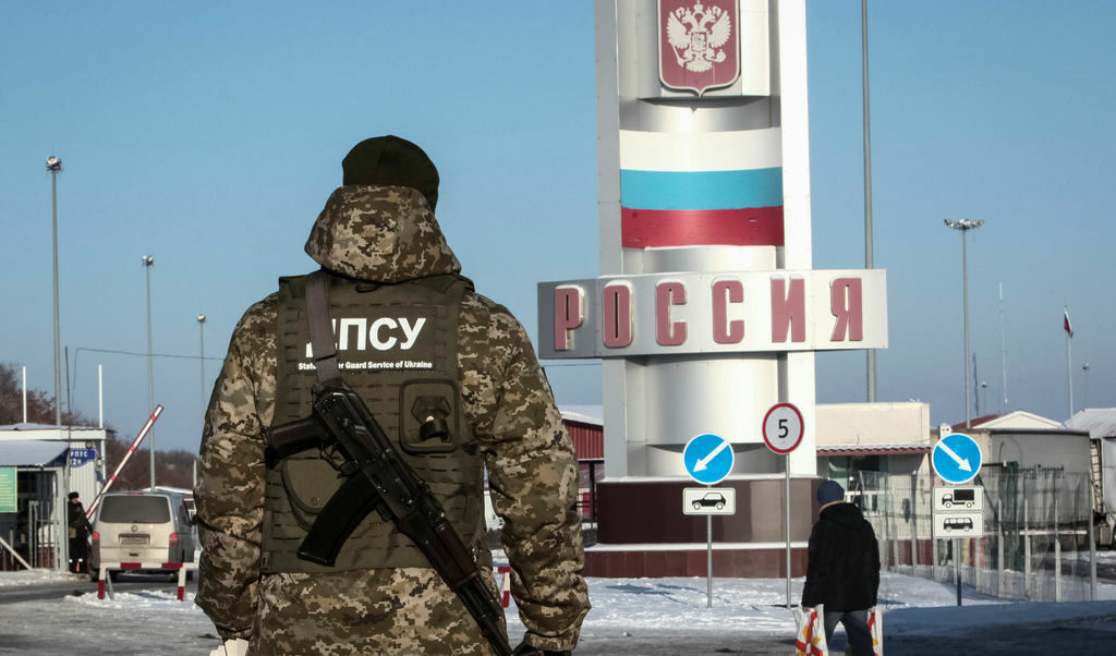 Украински граничен полицай патрулира по границата с Русия.