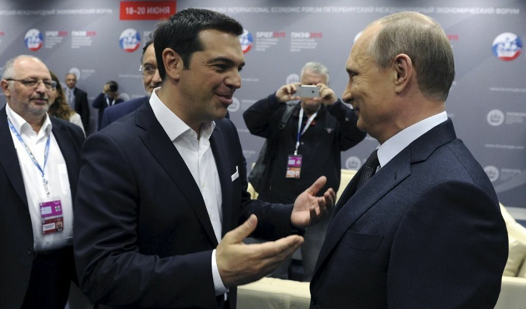 Гръцкият премиер Алексис Ципрас с руския президент Владимир Путин на икономическия форум в Санкт Петербург през 2015 г.