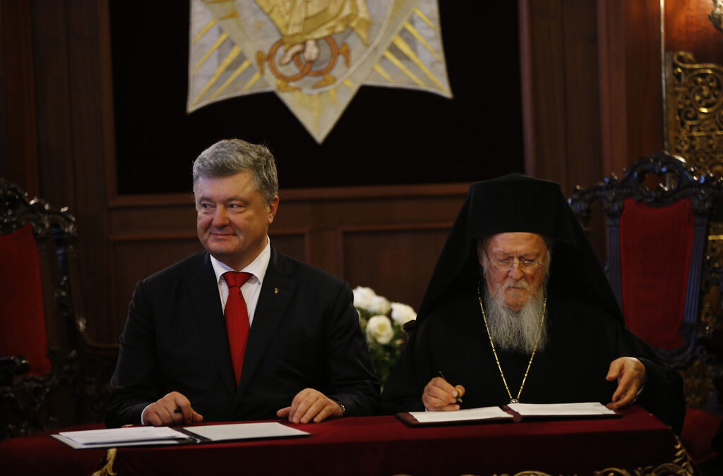 Украинският президент Петро Порошенко с Вселенския патриарх Вартоломей.