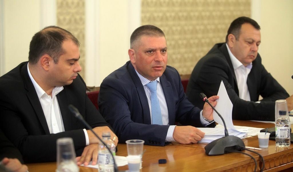 Председателят на парламентарната правна комисия Данаил Кирилов (вляво) и зам.-председателят Хамид Хамид от ДПС.