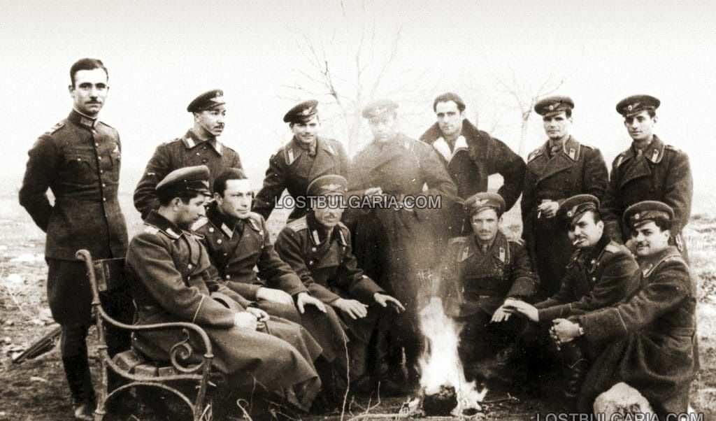 Български военни летци, вторият от ляво на дясно седнал е поручик Димитър Списаревски.