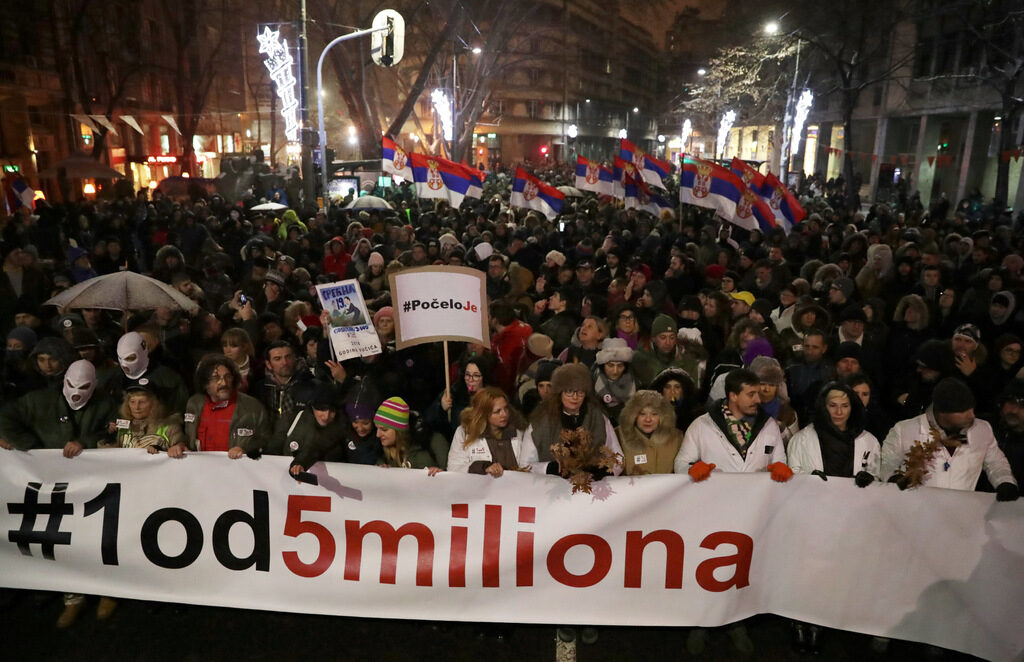Хиляди протестираха в Белград срещу президента Вучич
