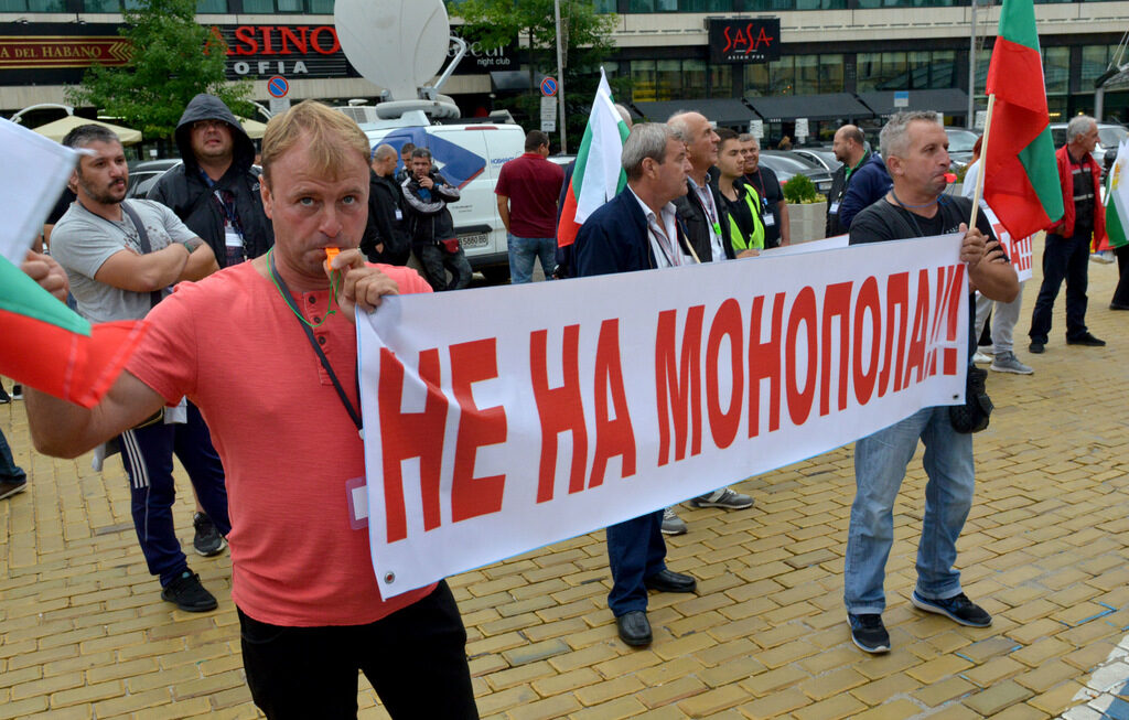 Търговци на горива от малки бензиностанции, както и дистрибутори протестираха през лятото на 2018 г. пред парламента, докато депутатите приемаха Закона за административното регулиране на икономическите дейности, свързани с нефт и нефтени продукти. Търговци на горива от малки бензиностанции, както и дистрибутори протестираха през лятото на 2018 г. пред парламента, докато депутатите приемаха Закона за административното регулиране на икономическите дейности, свързани с нефт и нефтени продукти.