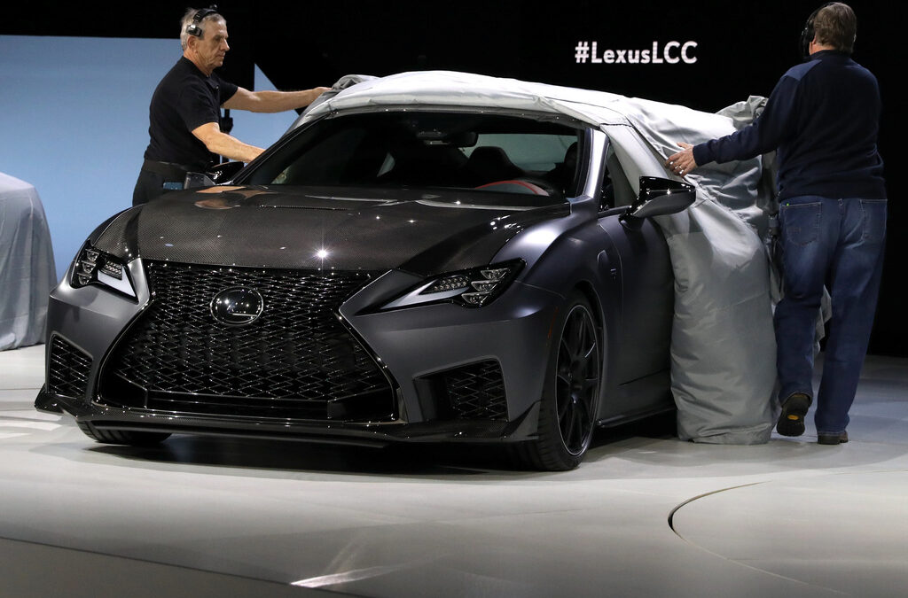 Новият "Лексус RC F трак едишън" беше показан на специално събитие през уикенда, часове преди откриването на автосалона в Детройт.
