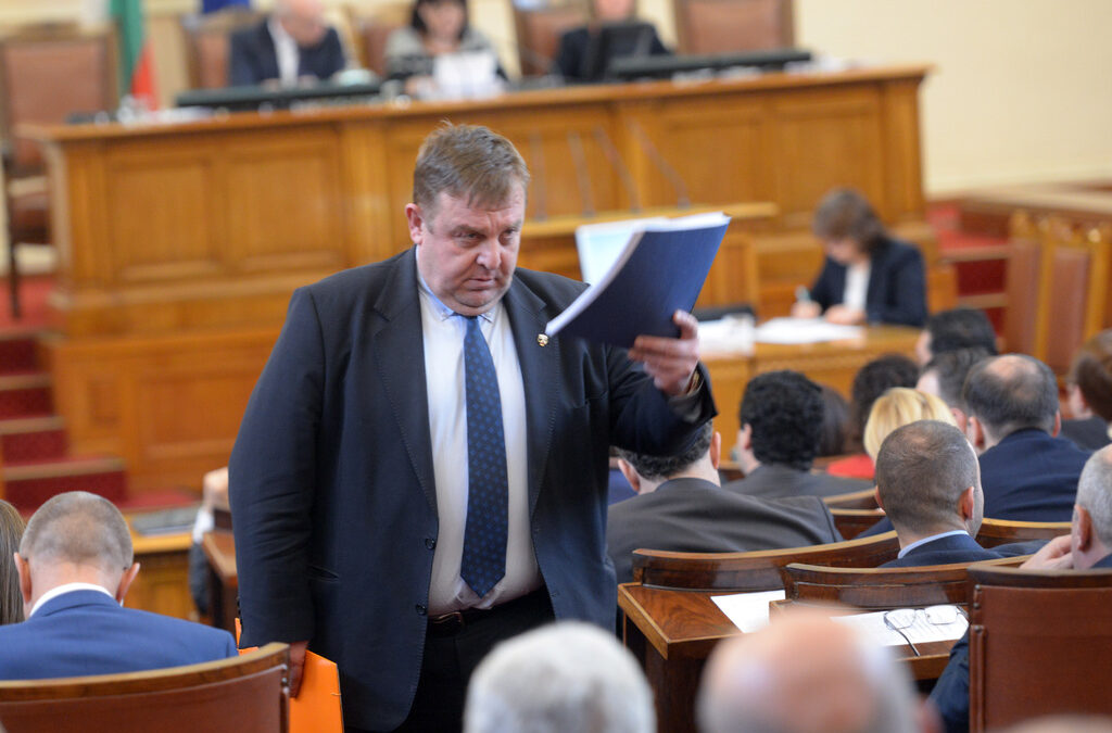 Министърът на отбраната Красимир Каракачанов смята, че при завършване на покупката на "Ф-16 блок 70" България ще има най-модерния самолет сред съседните страни