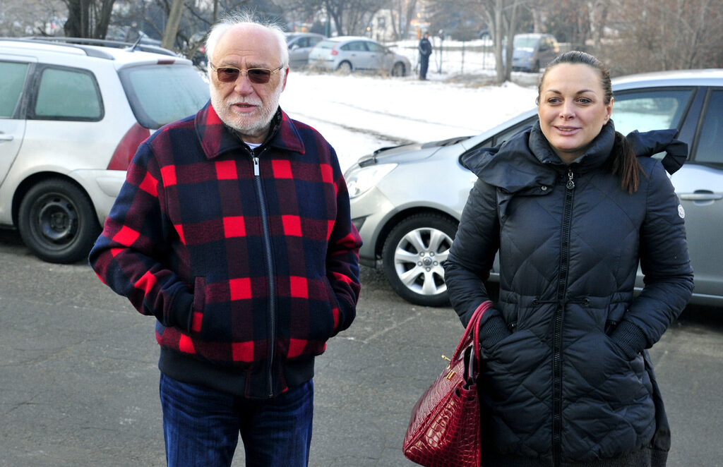 Емилиян Гебрев пристигна в следствието със своя адвокат Костадинова