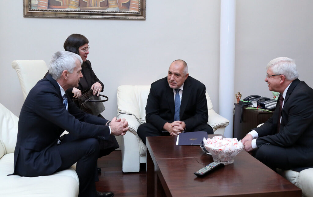 През януари премиерът Бойко Борисов се срещна с президента на Европейската асоциация за гръдна хирургия и белодробни трансплантации и ръководител на Клиниката по белодробна хирургия в университетската болница във Виена проф. Валтер Клепетко. След което обявиха подписването на споразумението, даващо възможност отново да се трансплантират българи във Виена