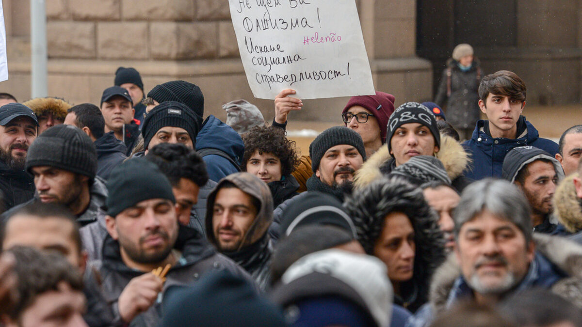 Роми протестират през януари срещу изказването на Каракачанов, че "циганите са станали изключително нагли" Роми протестират през януари срещу изказването на Каракачанов, че "циганите са станали изключително нагли"