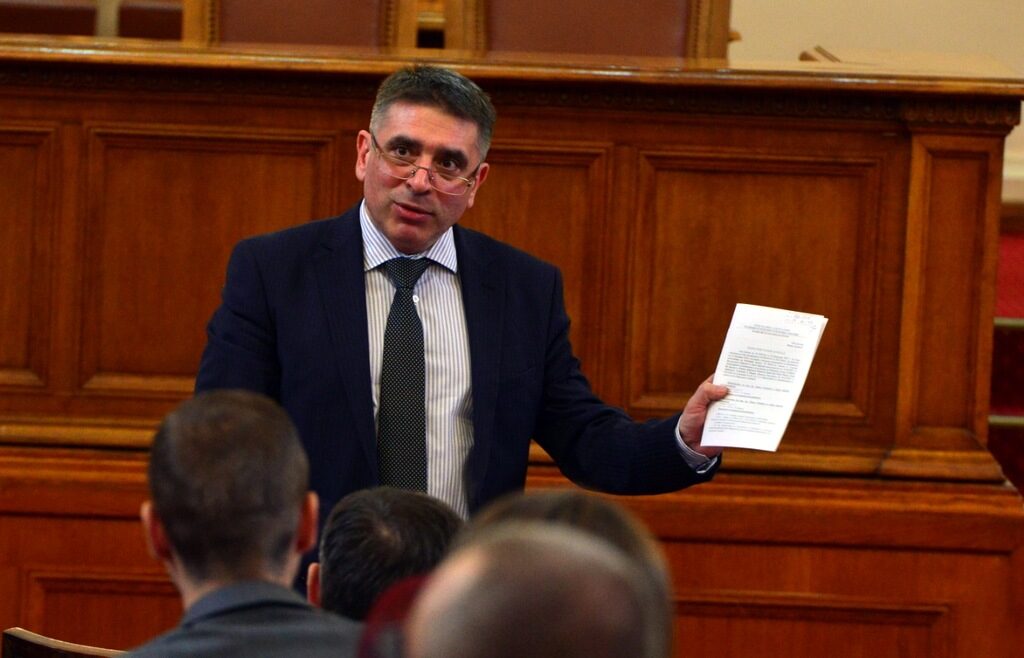 Очаквано правната комисия в парламента върна ниския праг за преференциите