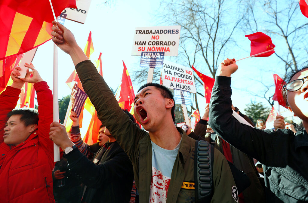 Китайци в Мадрид протестираха срещу блокирането на банковите им сметки