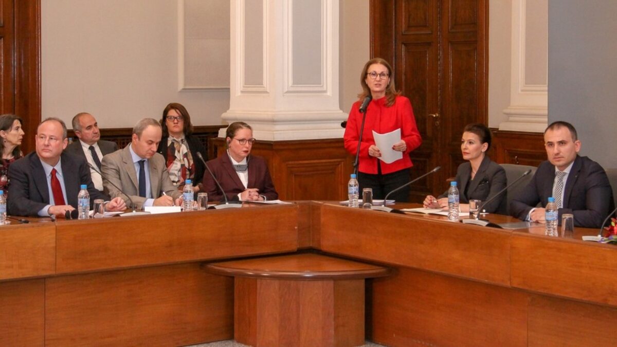 Дипломати и интелектуалци подписаха манифест срещу омразата в Министерския съвет