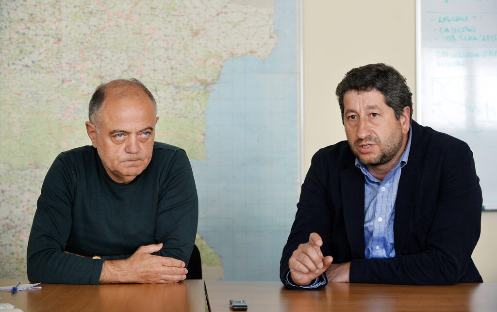 Декларацията на "Демократична България" е подписана от съпредседателите Атанас Атанасов и Христо Иванов Декларацията на "Демократична България" е подписана от съпредседателите Атанас Атанасов и Христо Иванов