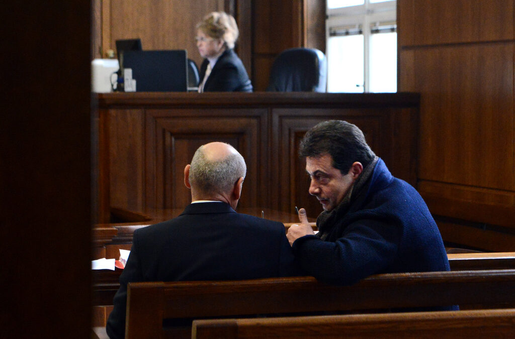 Константин Каменаров с адвоката си в съдебната зала