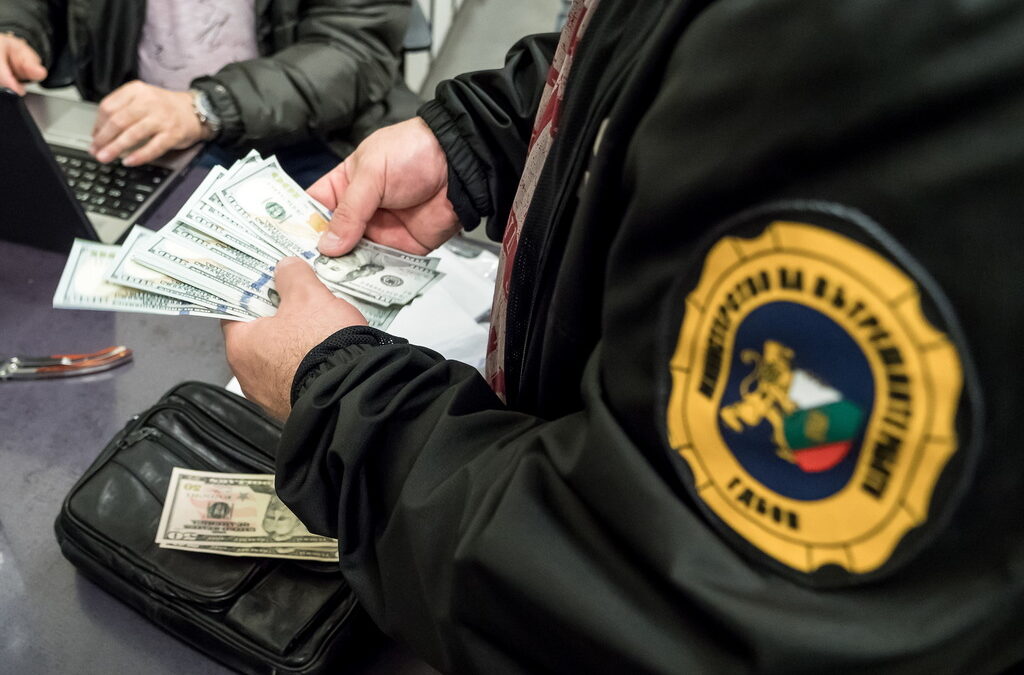 Снимката е обиски при операцията вчера във Варна.