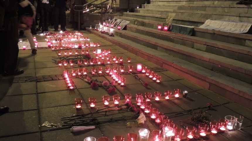 Стотици свещи бяха запалени в нощта на 3 март 2013 г. след новината за смъртта на Прамен Горанов Стотици свещи бяха запалени в нощта на 3 март 2013 г. след новината за смъртта на Прамен Горанов