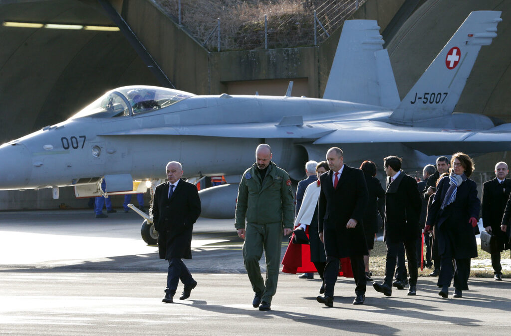 Кратки новини: Президентът наблюдава учение със самолети F/A-18 в Швейцария