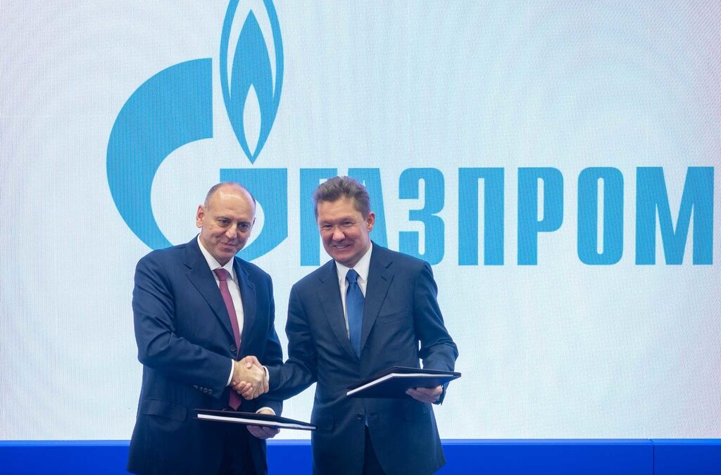 Дмитрий Пумпянски и Алексей Милер при подписването на споразумение за доставка за "Газпром" на нов вид тръби с вградени сензори