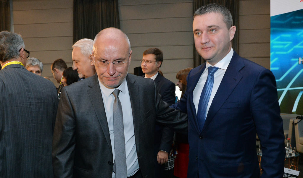 Управителят на БНБ Димитър Радев, вляво, и министърът на финансите Владислав Горанов