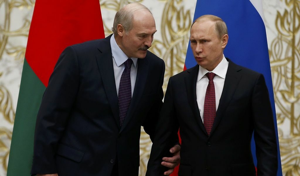 Беларуският президент Александър Лукашенко с руския си колега Владимир Путин, февруари 2015 г.