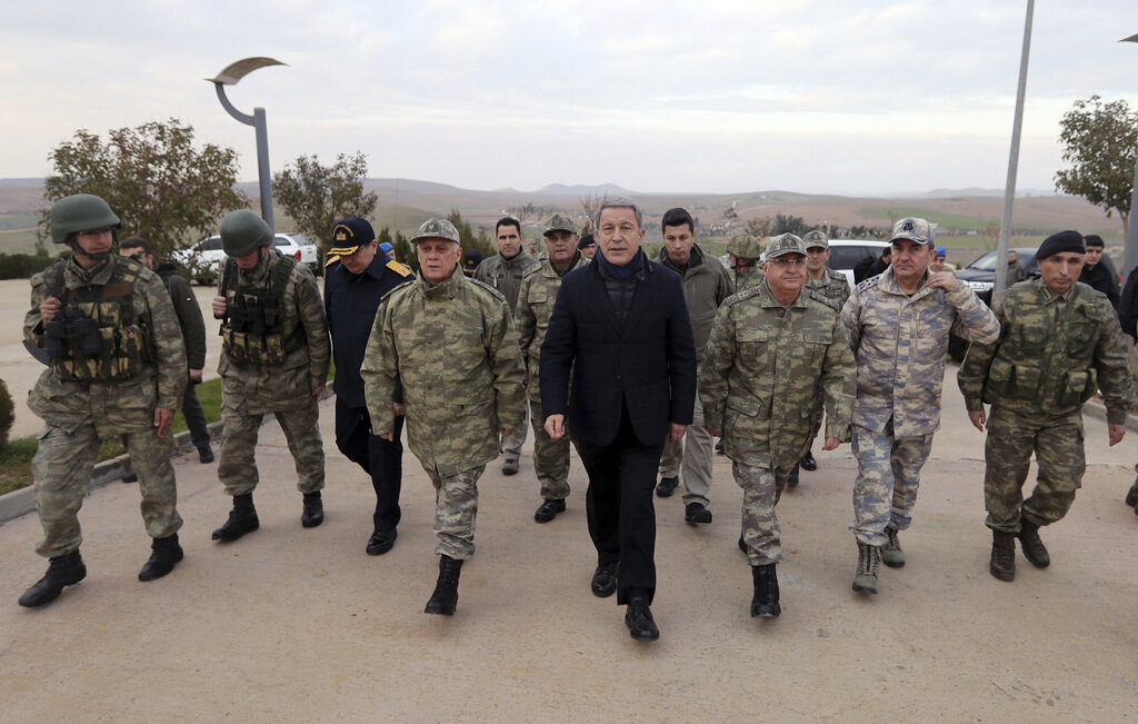 Турският министър на отбраната и бивш началник на генералния щаб Хулуси Акар се среща с военни недалеч от границата със Сирия, 31 декември 2018 г. Турският министър на отбраната и бивш началник на генералния щаб Хулуси Акар се среща с военни недалеч от границата със Сирия, 31 декември 2018 г.