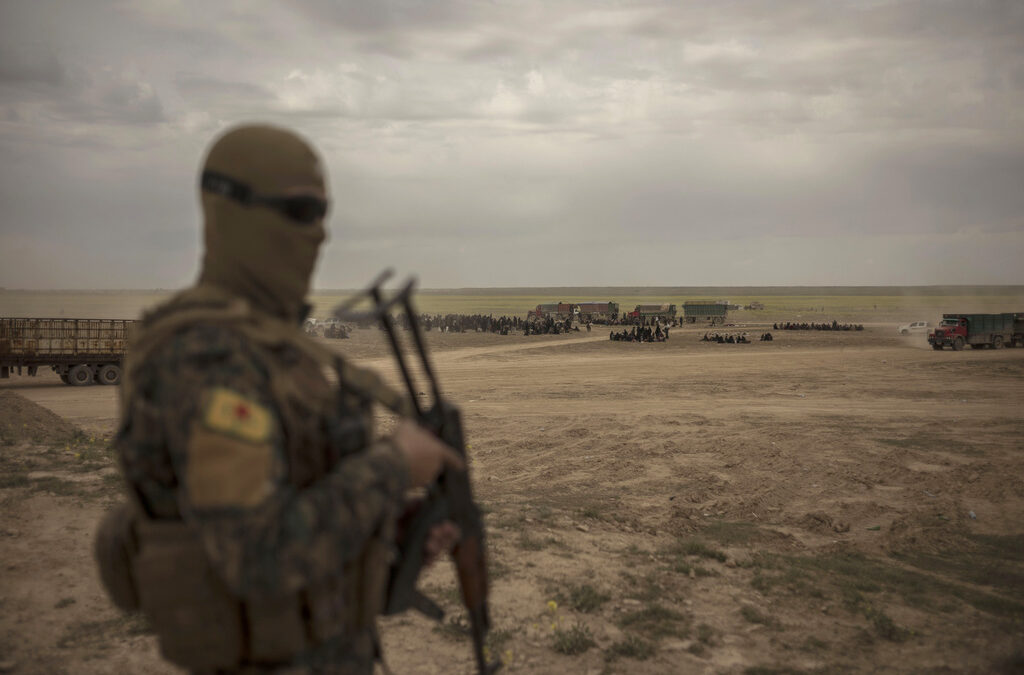 Боец на Сирийските демократични сили (SDF), коалицията, основно съставена от кюрди, която се сражава заедно със Съединените щати срещу "Ислямска държава" в Сирия.