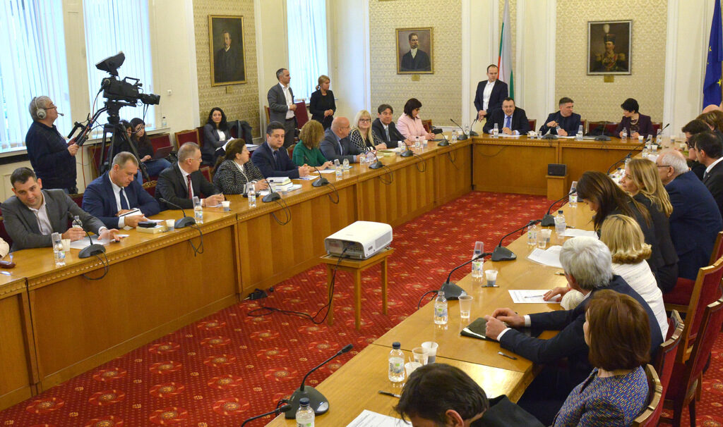 Правната комисия в парламента изслуша кандидатите за членове на Централната избирателна комисия