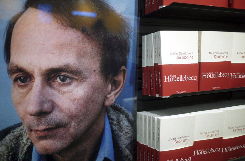 Копия на новия роман на Мишел Уелбек "Серотонин" на витрината на книжарница в Париж. Уелбек е един от авторите, чиито книги публикува на български издателство "Факел експрес"