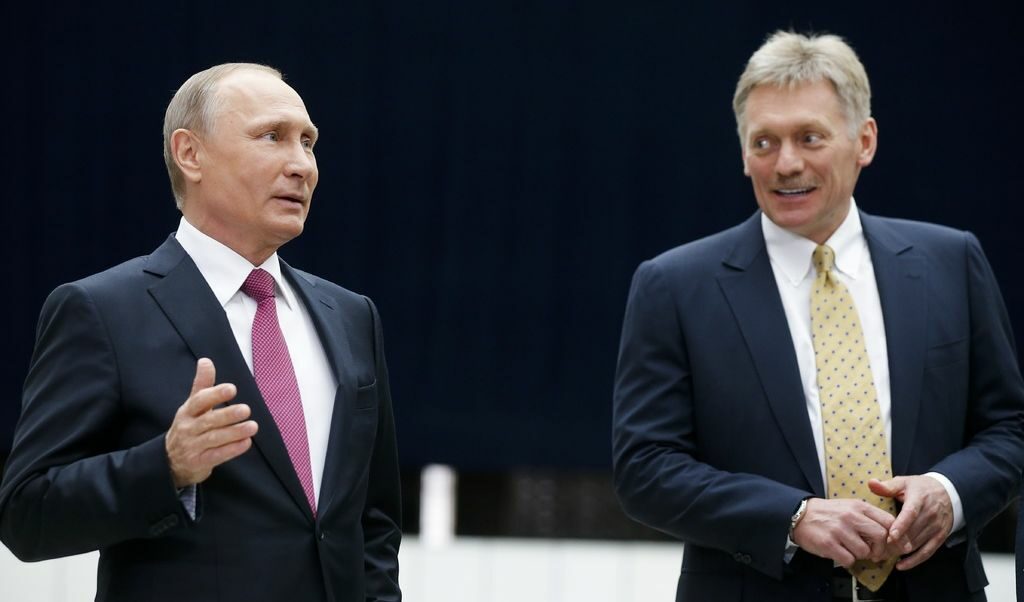 Руският президент Владимир Путин с прессекретаря си Дмитрий Песков