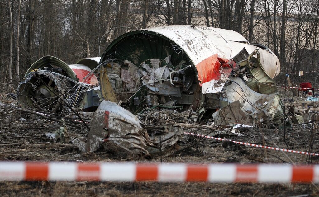 Отломки от самолета, в който пътуваше Лех Качински, край Смоленск, 11 април 2010 г.