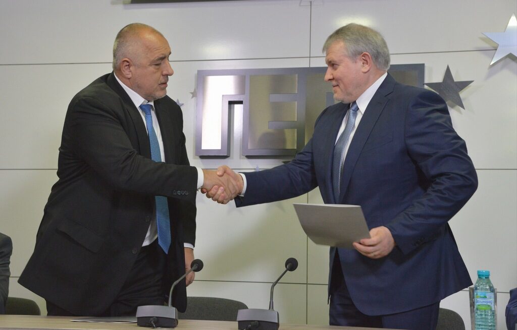 Лидерите на ГЕРБ Бойко Борисов (вляво) и на СДС Румен Христов след подписването на споразумението
