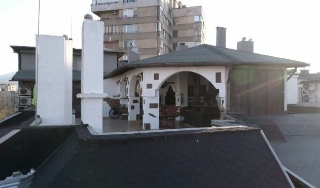 Терасата и постройките върху нея бяха снимани с дрон от Би Ти Ви. Снимката е скрийншот от репортаж на телевизията. Терасата и постройките върху нея бяха снимани с дрон от Би Ти Ви. Снимката е скрийншот от репортаж на телевизията.