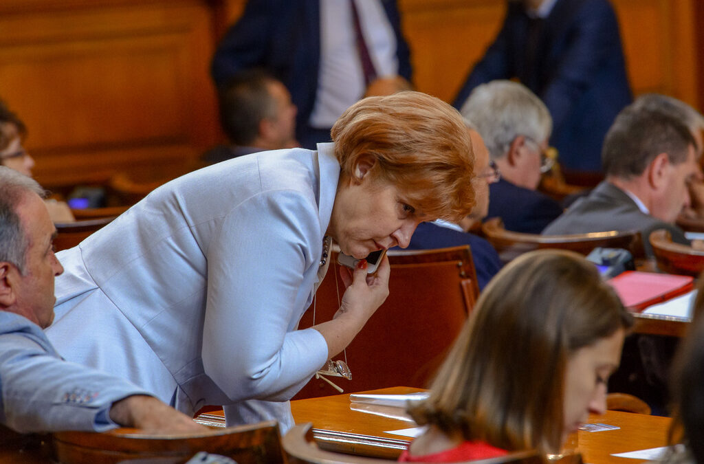 Менда Стоянова е председател на парламентарната бюджетна комисия и член на изпълнителната комисия на партия ГЕРБ.