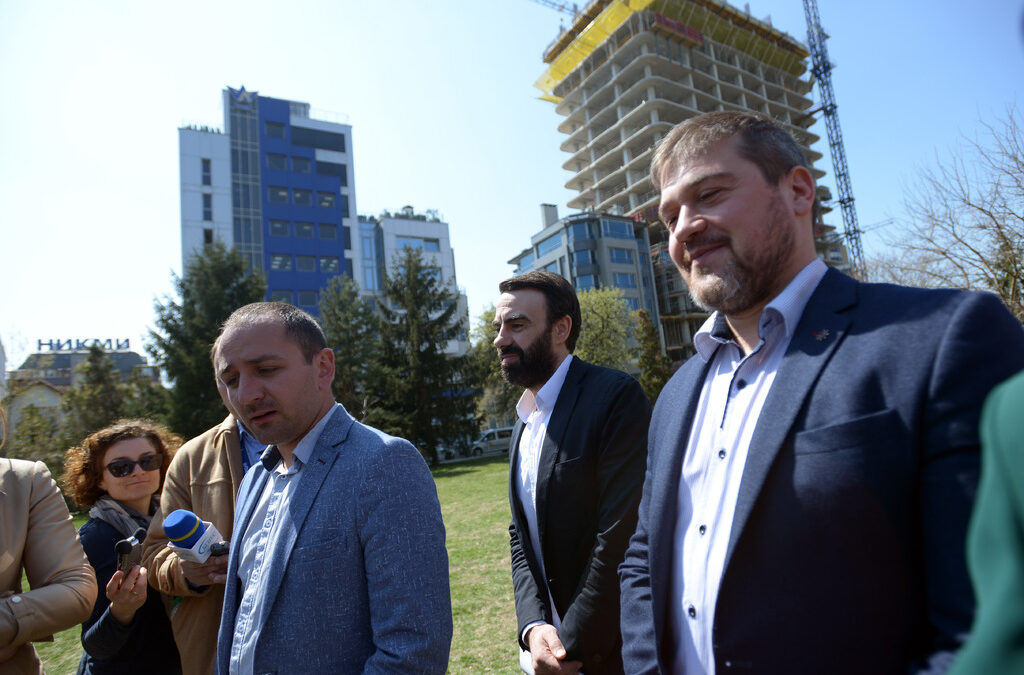 Войслав Тодоров, Мариан Башур и Никола Вапцаров (отляво надясно) от инициативен комитет "Лозенец" дадоха пресконференция пред строящата се сграда "Златен век"