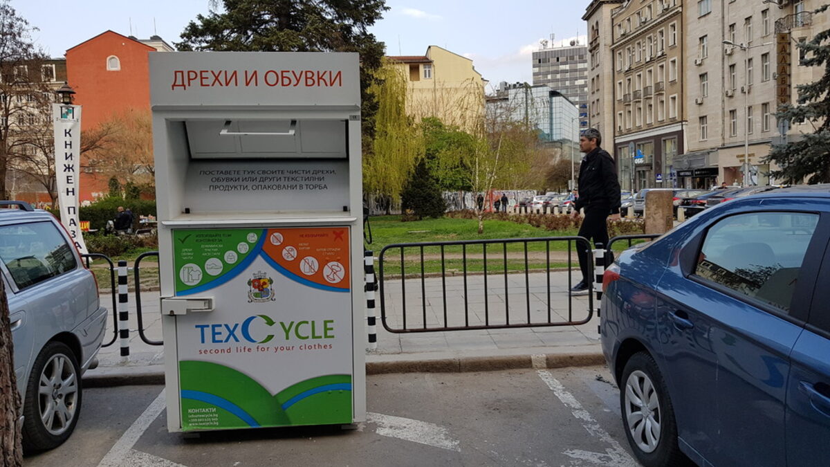 Общински контейнер за събиране на текстил има и в самия център на София - на ул."Калоян" №5.