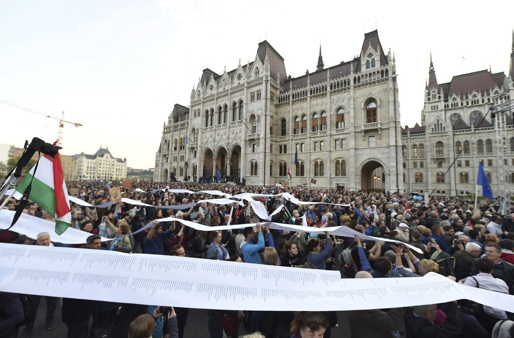 Протест пред парламента в Будапеща в защита на Централноевропейския университет, 9 април 2017 г. Проблемът с ЦЕУ, който привлече вниманието на Запада, се оказа върхът на айсберга в усилията на управляващите да променят обществото.