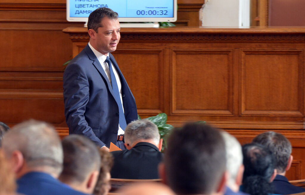 Огорчен съм, защото не вярвах, че политиката е мръсна работа, каза Делян Добрев