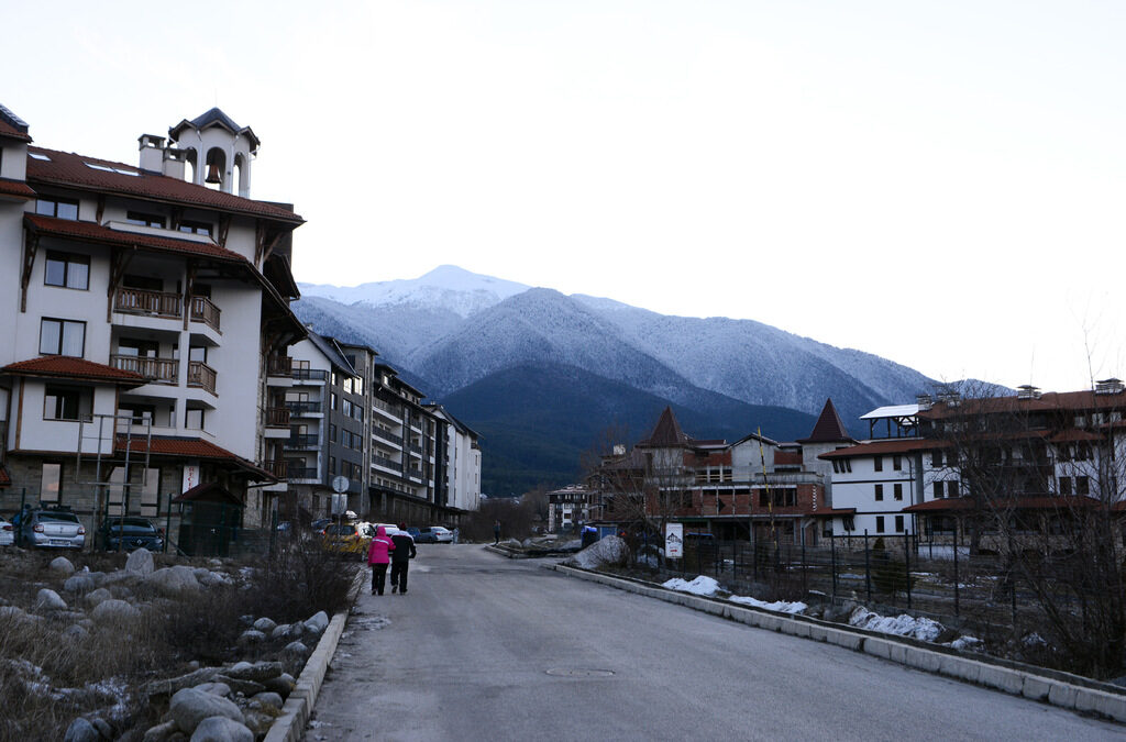 Банско е във фокуса на екопротестите срещу строежа на втори лифт в Пирин. Банско е във фокуса на екопротестите срещу строежа на втори лифт в Пирин.