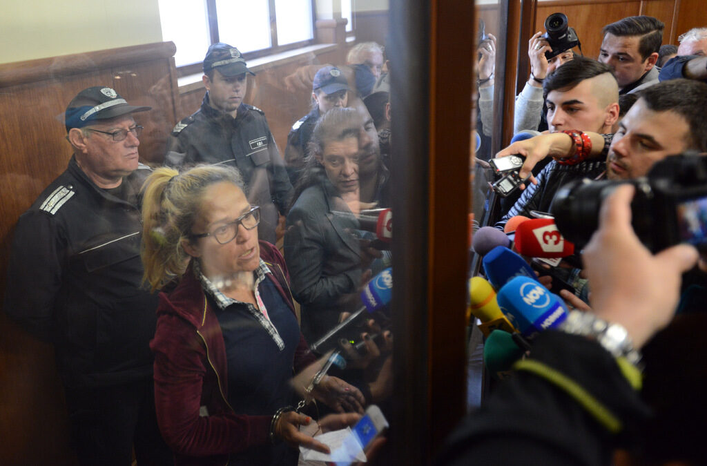 Зад бронираните стъкла в Специализирания съд, в очакване на първата мярка за неотклонение, 20 април 2018.