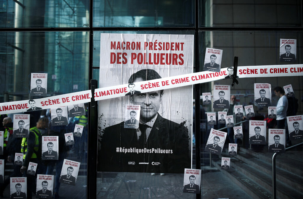 Плакат с надпис "Макрон, президент на замърсителите"